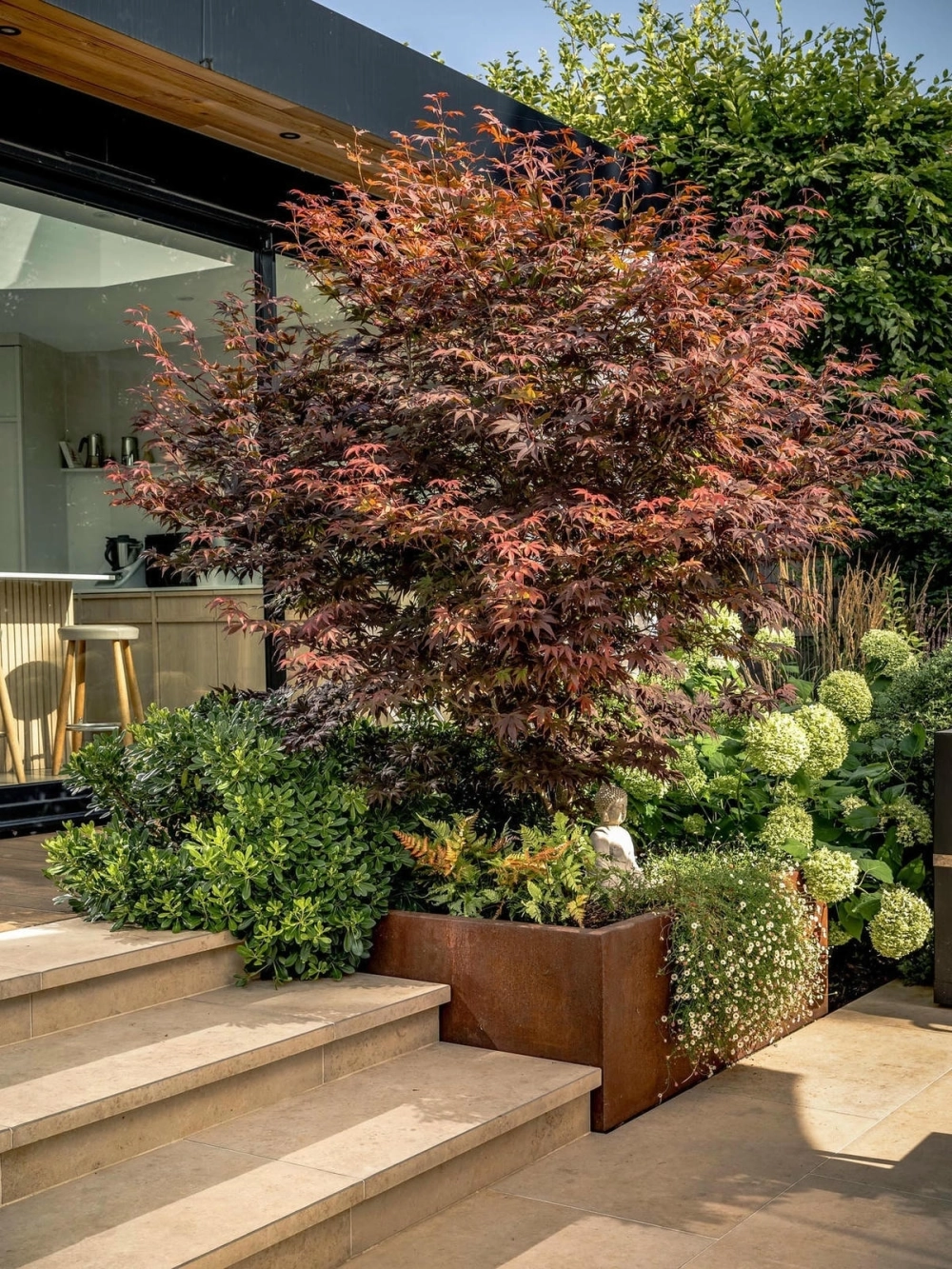 Cách bố trí thiết kế sân vườn có chòi nghỉ gỗ