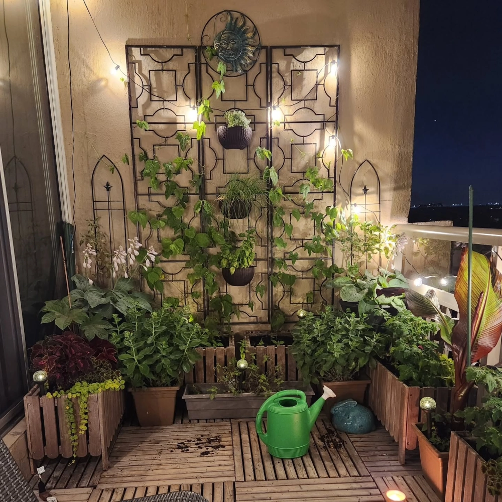 Kệ sắt trang trí ban công chung cư giúp tối ưu hóa diện tích đứng