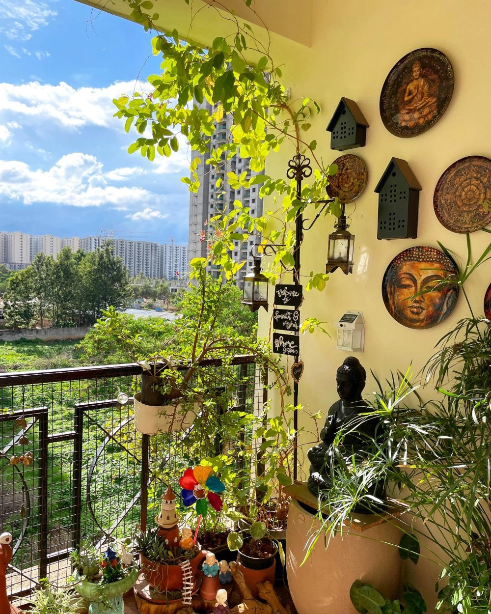 Góc ban công chung cư nhỏ được biến hóa thành quán cà phê tại gia