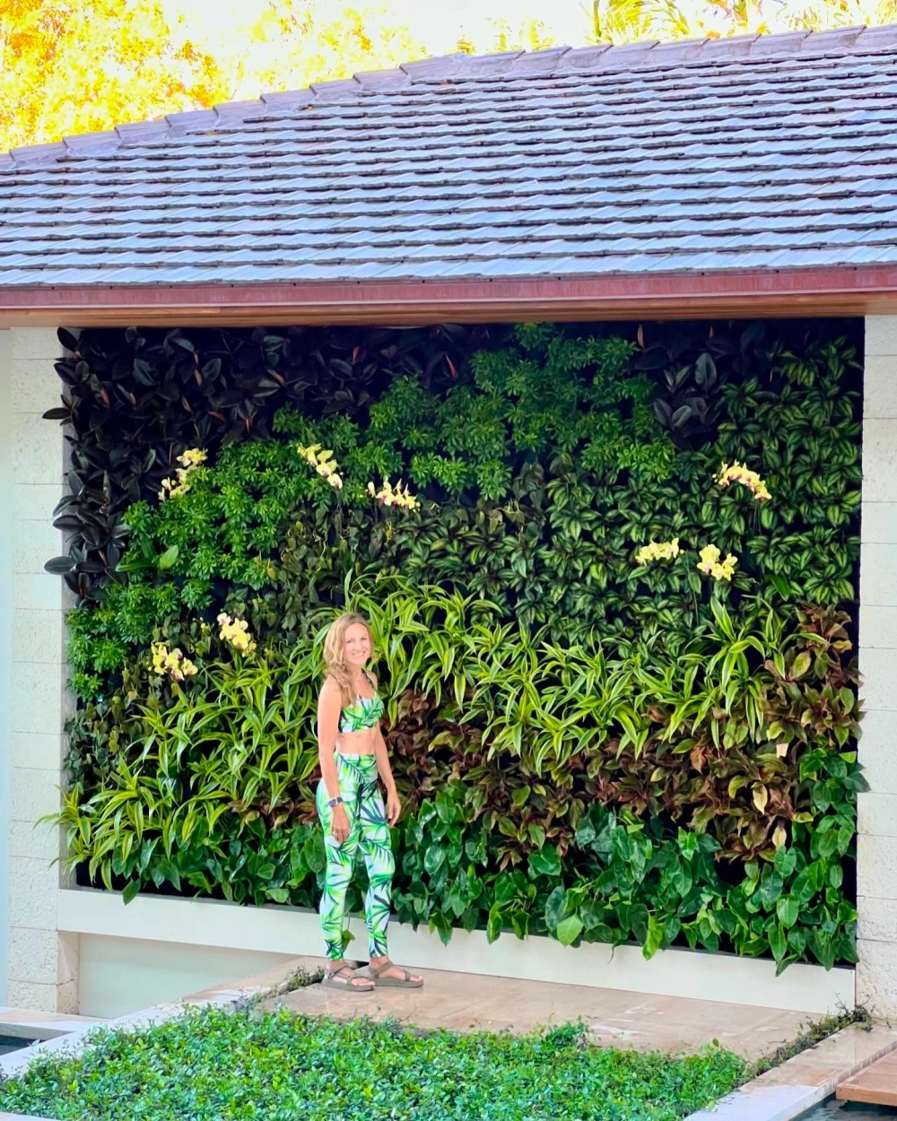 Thi công tường cây xanh giả cho không gian quán cafe