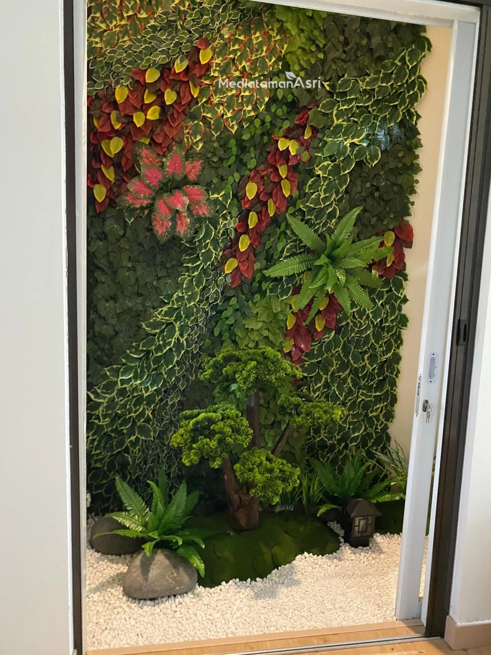 Độc đáo mẫu vườn đứng kết hợp bể cá phong thủy