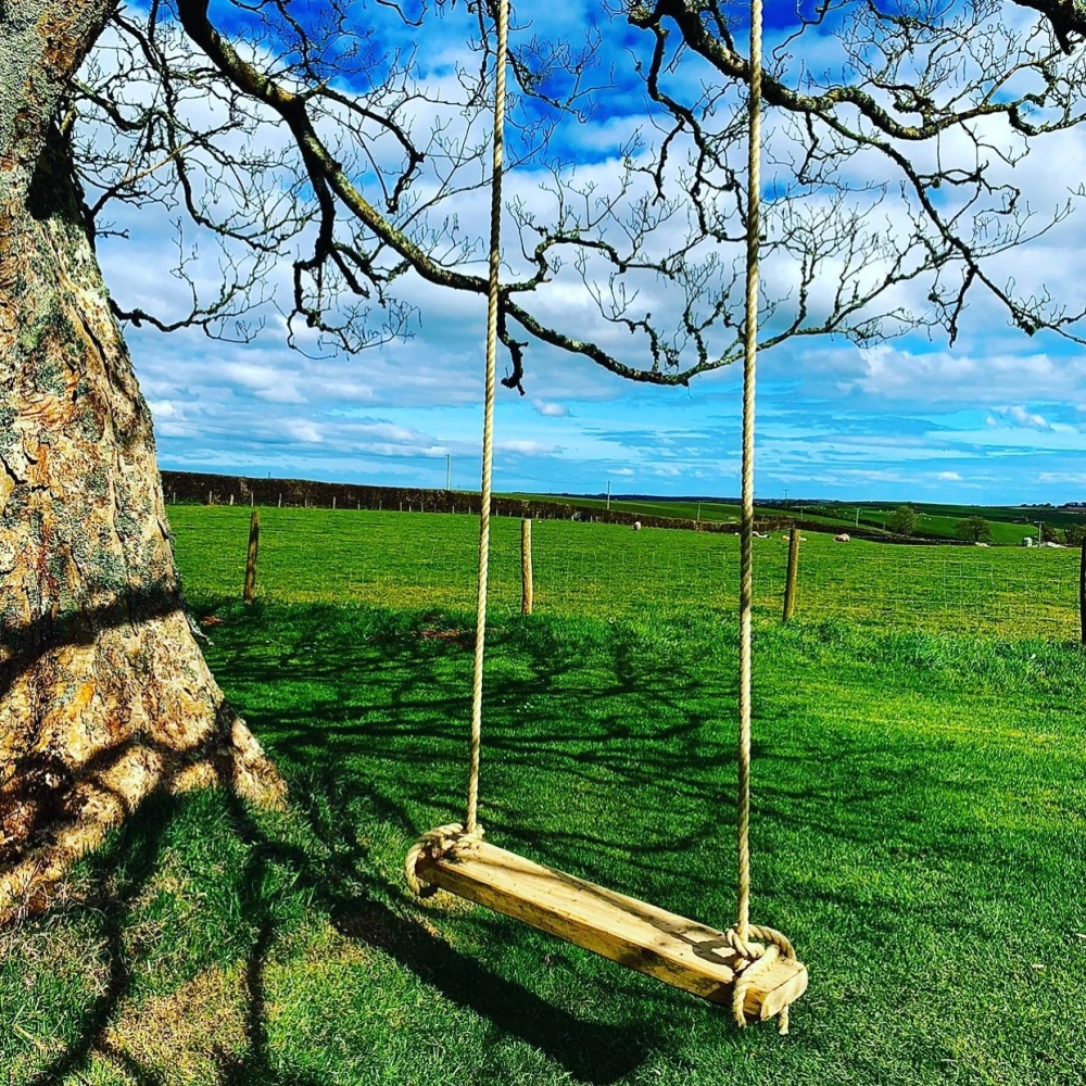 Cách trang trí xích đu sân vườn với dây đèn led