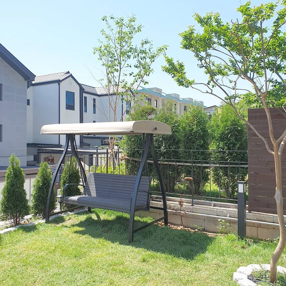 Xích đu trứng sân vườn màu trắng tinh khôi