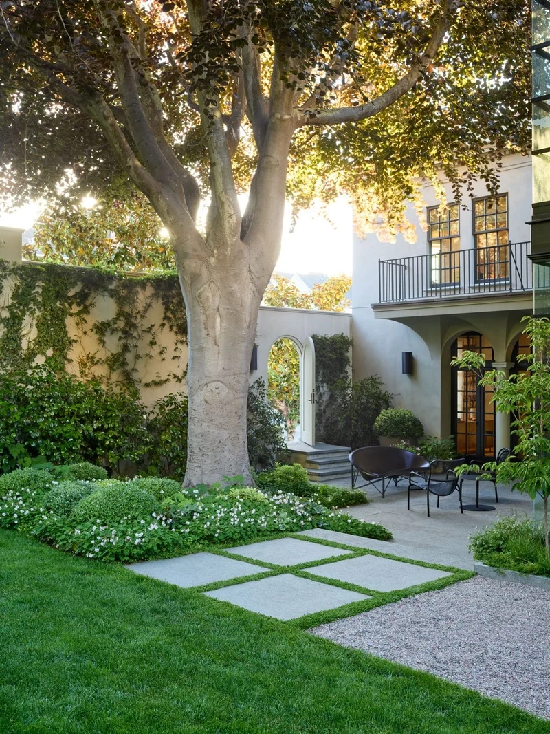 Ban ngày rực rỡ cùng thiết kế sân vườn cổ điển chụp ban ngày